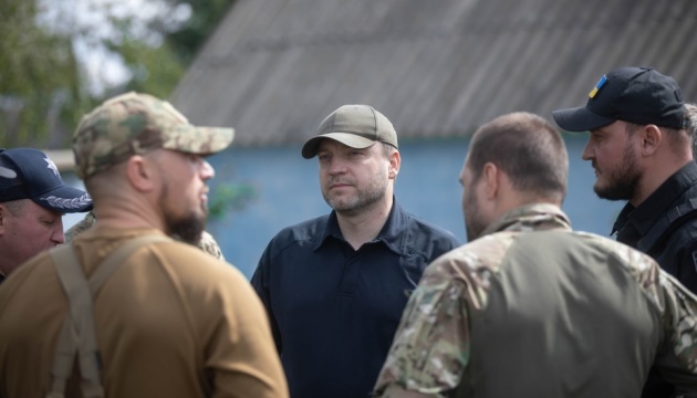 Innenminister Monastyrskyj besucht befreite Gebiete in Region Charkiw