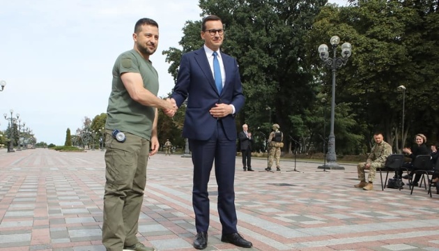Черги на кордоні з Польщею: Зеленський обговорив проблему з Моравецьким