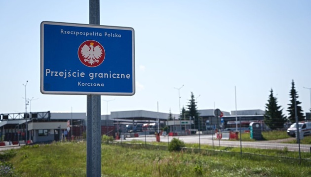 У пункті пропуску «Краківець-Корчова» відкрили смуги для руху порожніх вантажівок у Польщу