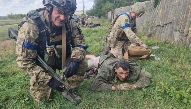 Ukrainian paratroopers capture Russian lieutenant colonel