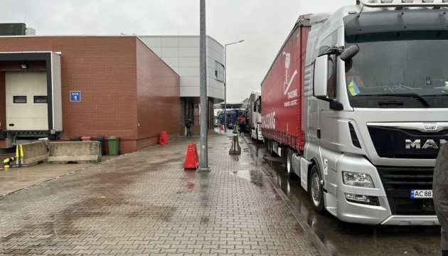 Польські служби у посиленому режимі оформлюють вантажівки на кордоні з Україною