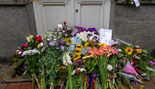 Ucranianos rinden homenaje a la memoria de la reina Isabel II en Kyiv