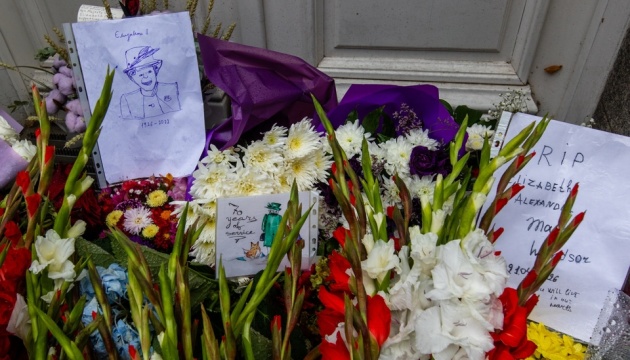 В Киеве почтили память королевы Елизаветы II