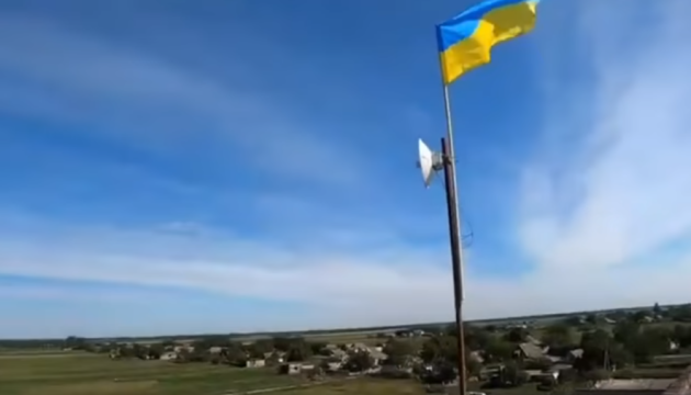 Im befreiten Nowowosnesenske in Region Cherson blau-gelbe Flagge feierlich gehisst