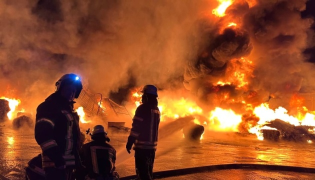 У Запоріжжі вночі сталася масштабна пожежа - горів склад із пластиковими пляшками