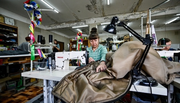 У Запоріжжі волонтери шиють для військових спальники з використанням нанотехнології