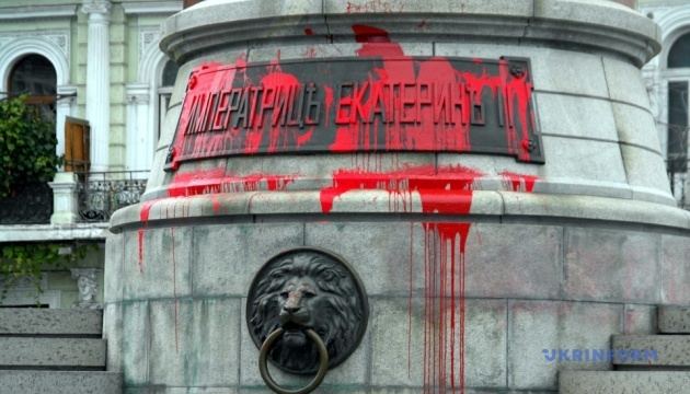 В Одесі вдруге за три дні облили червоною фарбою пам'ятник Катерині II