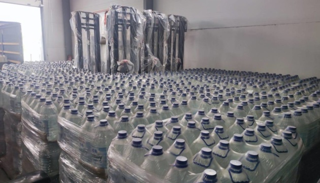 Ізраїль відправив на Київщину 100 тисяч бутлів питної води для комплектації укриттів