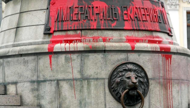 В Одесі втретє за чотири дні облили фарбою пам'ятник Катерині ІІ