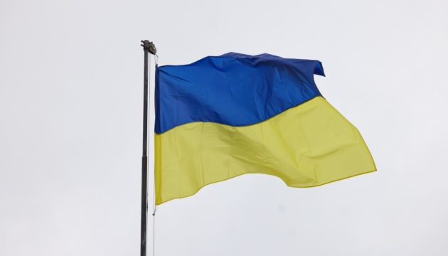 Ukrainische Aufklärer hissen ukrainische Flagge an der Grenze zur Russischen Föderation