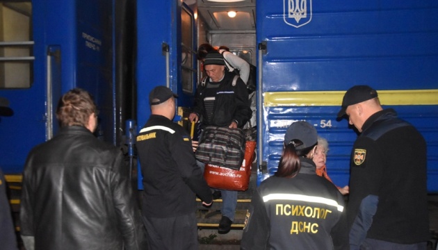 На Кіровоградщину прибув черговий евакуаційний потяг з Донеччини