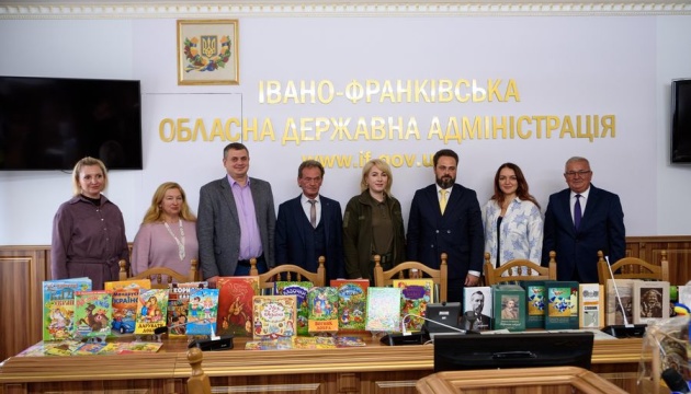 На Прикарпатті для Союзу українців Румунії закупили дитячі книжки українських авторів