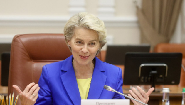 Ursula von der Leyen radzi wszystkim krajom UE, aby przyczyniły się do dostarczenia sprzętu wojskowego na Ukrainę

