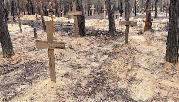 ゼレンシキー宇大統領、解放された東部イジュームで住民の大規模埋葬が見つかったと報告