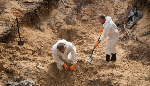 У звільненому Ізюмі знайшли поховання військових із зв'язаними руками