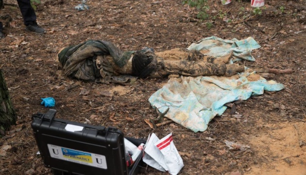 Ukraine : Près d'Izioum, les secouristes ont exhumé les corps de 17 militaires ukrainiens et de 22 civils 