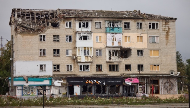 ウクライナ東部イジュームで３月の露軍空爆を受けた建物の処理開始