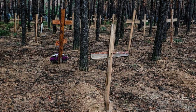 Maxar Technologies muestra imágenes satelitales de una fosa común cerca de Izium