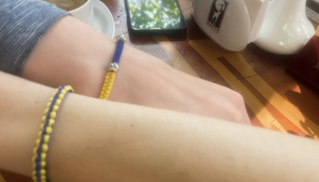 #StandWithUkraine: Solidarität mit blau-gelbes Armband zeigen