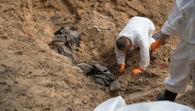 Izium: 59 bodies exhumed at mass burial site