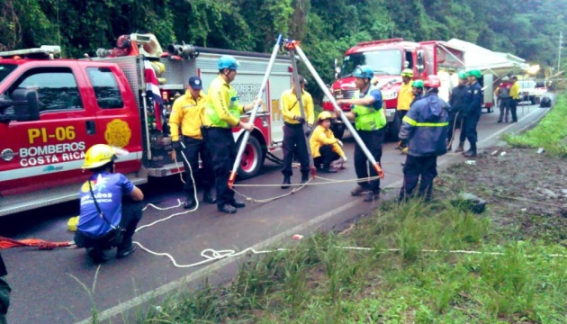 У Коста-Риці впав у прірву пасажирський автобус, дев'ятеро загиблих
