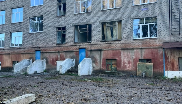 Bürgermeister von Kramatorsk zeigt Folgen feindlichen Angriffs, Gebäude eines Colleges beschädigt