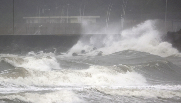 На Японію обрушився потужний тайфун «Нанмадол», є загиблі