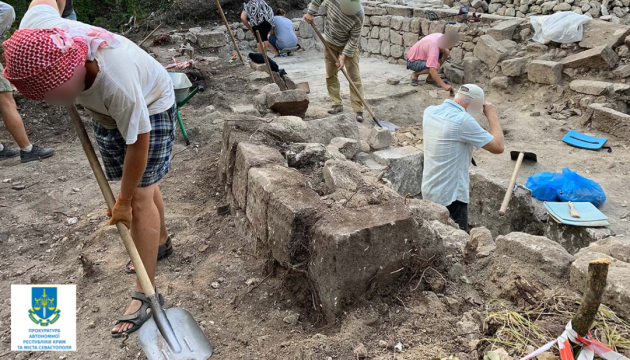 Керівників двох окупаційних установ підозрюють у незаконних археологічних розкопках у Криму