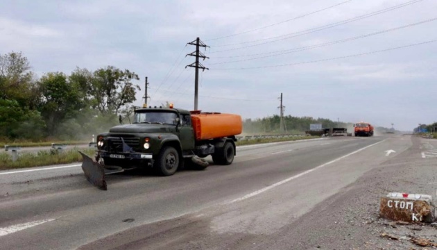 На деокупованій Харківщині вже розчистили 92 кілометри державних доріг 
