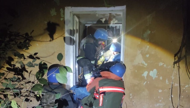 In Torezk Leiche einer Frau aus Trümmern eines vom Feind zerstörten Hauses geholt