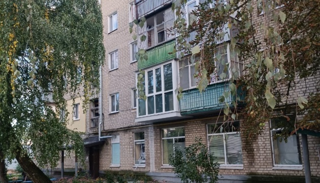 росіяни обстріляли звільнений Вовчанськ - поцілили у багатоповерхівку