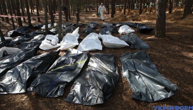 Масове поховання під Ізюмом: неідентифікованими залишаються 122 тіла