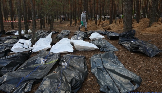 Policía: Los entierros masivos más grandes se han encontrado en las regiones de Járkiv y Kyiv