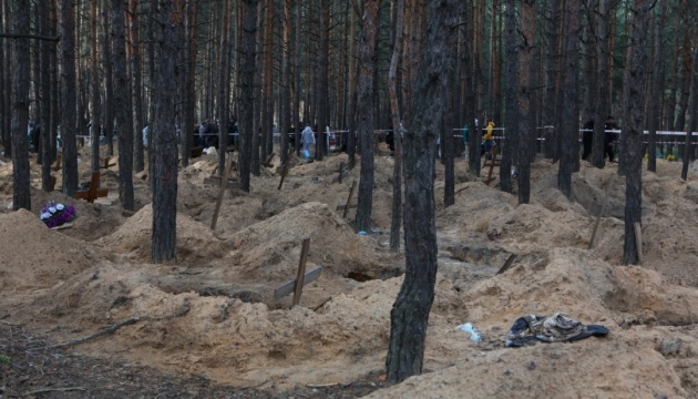 Із масового поховання під Ізюмом залишаються не впізнаними ще 145 тіл