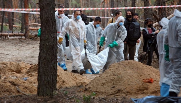 З масового поховання в Ізюмі не вдалося ідентифікувати 57 осіб - прокуратура