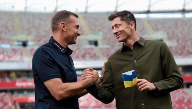 Шевченко передал Левандовскому капитанскую повязку в сине-желтых цветах
