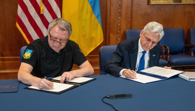 Генпрокурори США та України підписали Меморандум про взаєморозуміння