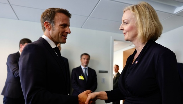 Macron y Truss acuerdan mantenerse en contacto para impulsar la asistencia a Ucrania