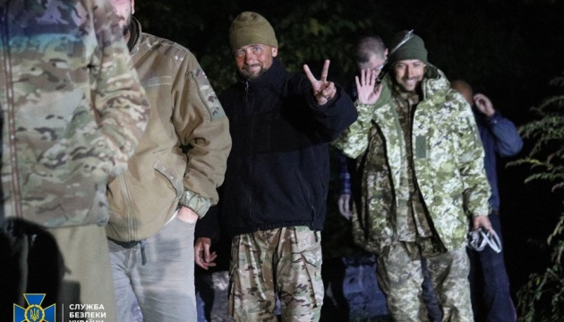Освобожденным из российского плена защитникам передали пакеты с необходимыми вещами и смартфоны