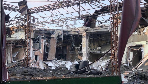 Ворожі ракети вдарили по готелю та електропідстанції у Запоріжжі, під завалами є люди 