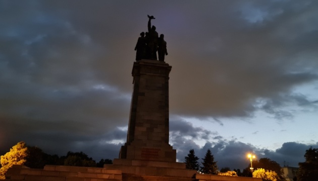 У Болгарії на знак підтримки України вимкнули підсвітку на пам’ятнику радянській армії