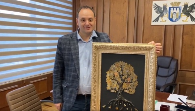 Мер Франківська передав на благодійний аукціон картину, створену з монет 15 країн світу