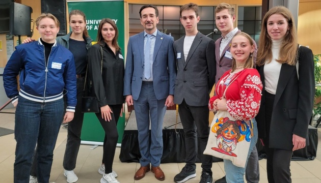 У Канаді генконсул України відвідав університет, де навчаються українці