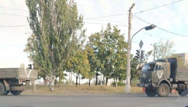 З порту Маріуполя на Донецьк їде ворожа техніка з матеріалами для укріплень