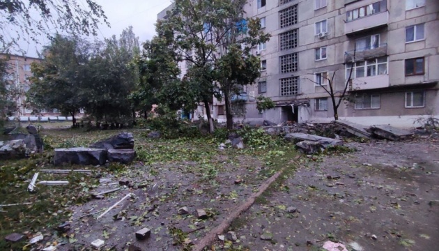 In Torezk 19 Menschen aus einem von Raketen zerstörten Hochhaus geborgen