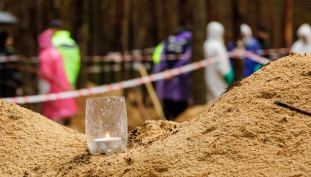 Ексгумація в лісі під Ізюмом завершується, але виявили ще три місця масового поховання