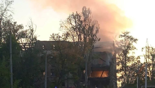 В Мариуполе из-за детонации снаряда произошел пожар, ранены дети