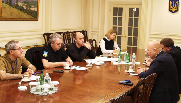 Kostin trata con Khan la apertura de la Oficina del Fiscal de la Corte Penal Internacional en Ucrania