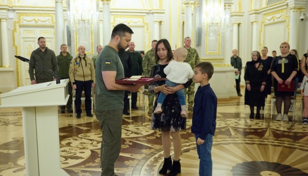 Президент вручив ордени «Золота Зірка» військовим та рідним загиблих Героїв України