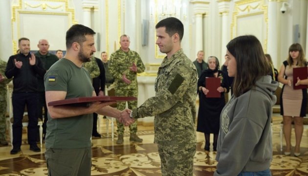 Volodymyr Zelensky a remis les ordres de l’Étoile d'or aux militaires et aux familles des héros tombés au combat